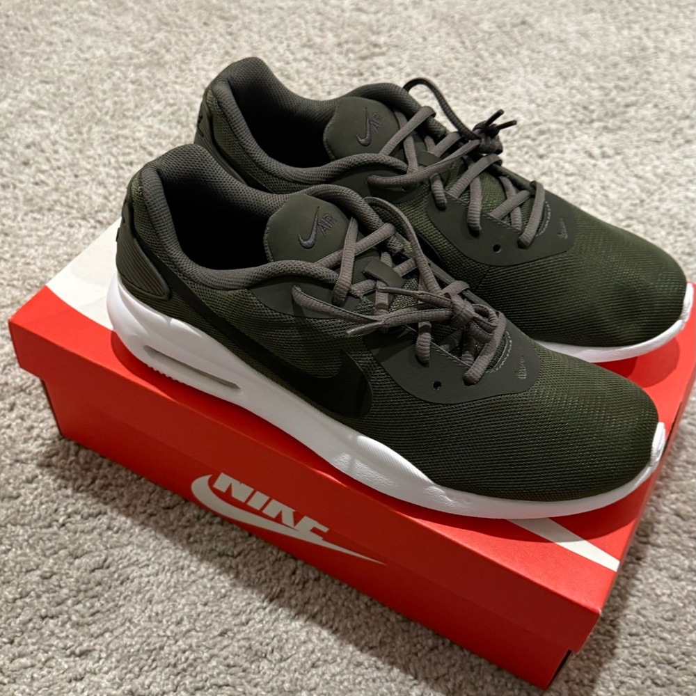 NIB! MEN’S Nike Air Max Oketo. Size 10.5